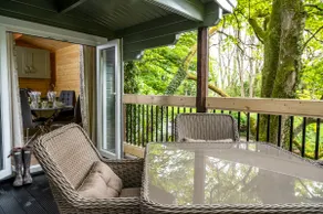 Luxury Lodge with Private Hot Tub - Image 4