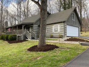 The Triple Porch Retreat, Canoe Cabin @ BooneLake - Image 5