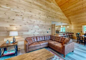 Kingslanding Cabin: On shuttle Route w/Hot Tub! - Image 3