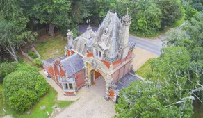 Historic 2 bed gatehouse in private parkland - Image 2