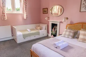 Historic 2 bed gatehouse in private parkland - Image 4