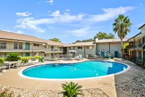 Nice ‘n’ Quiet Downtown Apt, Pool + Free Parking - Image 4