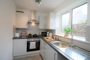 Free Parking. Fibre WiFi. Hotel Linen. City 15mins - Image 3