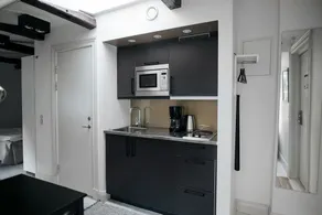 Bright studio on Top Floor - Image 3