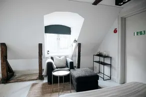 Bright studio on Top Floor - Image 5