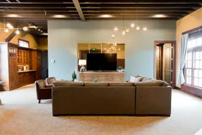 Depot Flat - Kitchenette, 2 Queen Murphy Beds, Large Sitting Area - Image 3