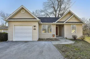 Prime Location Cottage- King Suite- near Bass Pro - Image 4
