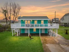 Beach bungalow with stunning ocean views and huge deck just steps away from the beach - Image 5