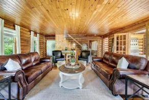 Awesome Cabin with Fire Pit and Hot-tub in Kingsville, Ontario - Image 4