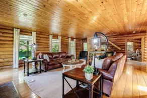 Awesome Cabin with Fire Pit and Hot-tub in Kingsville, Ontario - Image 5
