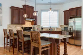 Breathtaking & Bright: Designer 2BD with Garage - Image 2
