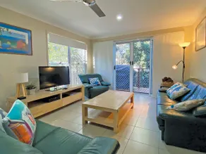Contemporary 2 level townhouse, Central Location. - Image 2