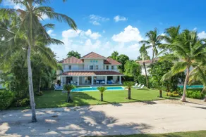 Tortuga B7: Family friendly villa near the beach w/ pool, staff, and golf cart - Image 2
