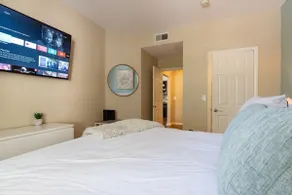 Luxury Modern Suite, King bed, Fast Wifi - Image 3