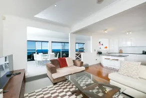 Stylish Coastal Charm at 15 Seaview Street - Image 2