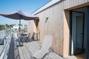 Beautiful home with terrace perched in the city - Image 2