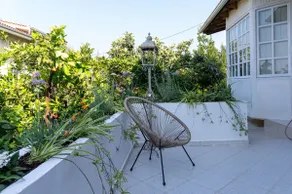 Serene Seaside Bliss - Lush & Secluded Garden Oasis - Image 5