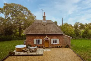 Norfolk Cottage Stay With Hot Tub | Sleeps 4 - Image 2