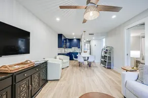Sleek Coastal Abode: 1 Block to Naples Beach! - Image 4