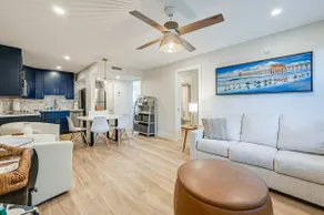 Sleek Coastal Abode: 1 Block to Naples Beach! - Image 5