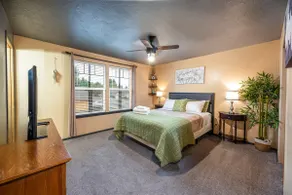 Teak: a Family Home. 5 TVs, backyard, pet friendly - Image 5
