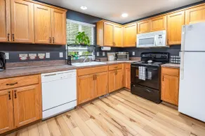 Teak: a Family Home. 5 TVs, backyard, pet friendly - Image 3