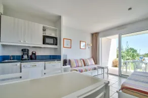 Apartment with shared garden for 4 - Image 3