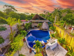 Huck’s Beach House: Gorgeous Pacific Ocean Views - Image 2