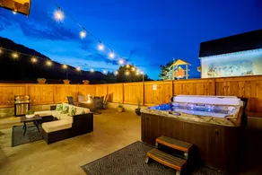 Enchantment Lodges*Pet Friendly*Walk to Downtown - Image 2