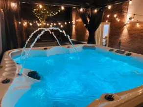 Numero Uno Detached Aparthouse 7 BR Hot Tub Wifi Parking Contractors and Group Friendly - Image 2