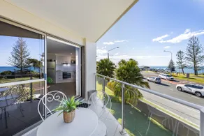 Beachside Views 2 Bedroom Apartments Mooloolaba - Image 5