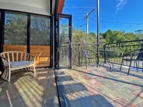 Large Five bedroom Home Close to Rock Wall. - Image 2