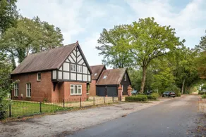 14P 5B Beautiful English Villa with jacuzzi - Image 3