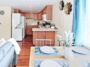 Charming & Secure Duplex #B| 2 min to I5 | Parking - Image 4