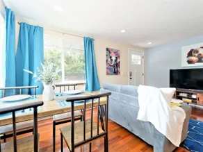 Charming & Secure Duplex #B| 2 min to I5 | Parking - Image 2
