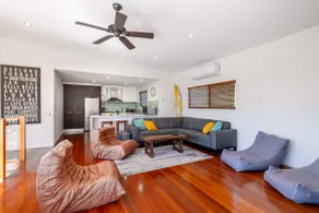 Stylish Townhouse with Ocean Glimpse in Torquay - Image 3