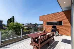 Stylish Townhouse with Ocean Glimpse in Torquay - Image 4