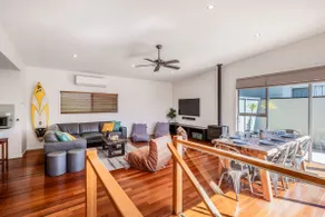 Stylish Townhouse with Ocean Glimpse in Torquay - Image 2