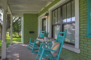 Clover Haus 2 Blks to Main St with Pool and Spa! - Image 4