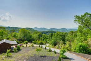 Beautiful Franklin Home w/ Bunkhouse & Hot Tub! - Image 2