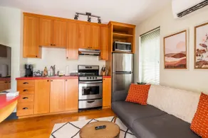 Hawthorne micro-apartment with a compact kitchen - Image 4