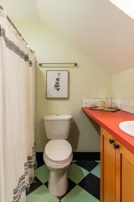 Hawthorne micro-apartment with a compact kitchen - Image 5