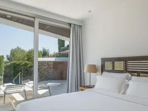 Marivent Apartments, Apartment with a queen bed and. - Image 3