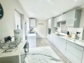 4 Bedroom Modern home in Ashford central area - Image 4