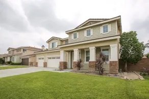 Huge 5 bedroom residence with parking in Eastvale - Image 2