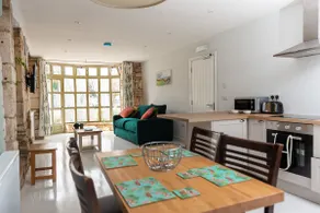 One Bed Apartment - Shortwood - Image 2