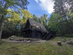 Cozy Vermont A-frame on a quiet private road, minutes from Stratton. Enjoy year-round adventure, then unwind in the hot tub under the stars. Spacious, stylish, and perfect for groups seeking both relaxation and outdoor fun. - Image 2