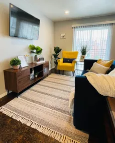 Evie's Campus-close 2 bedroom luxury - Image 3