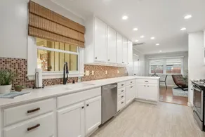 Southern Hills Stunner! 3bd/2bth - Image 3