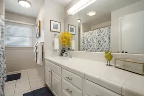 Southern Hills Stunner! 3bd/2bth - Image 2